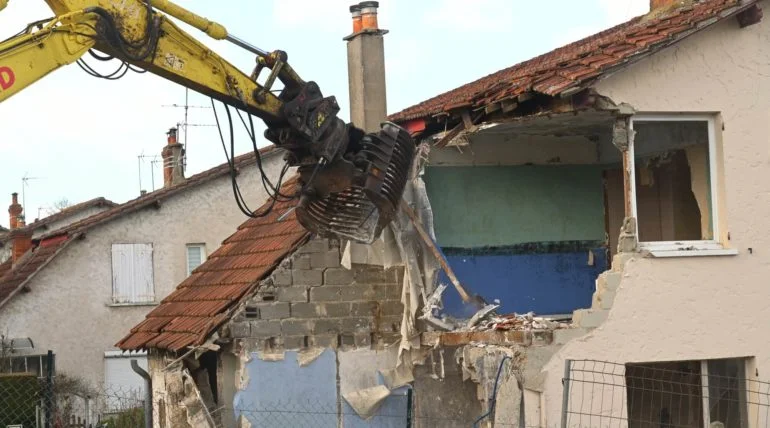 Procesul de demolare al unei case vechi
