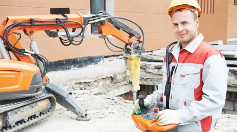 Demolarea unei case vechi